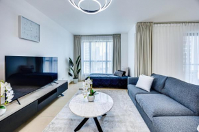 Stylish 2BR Apt just minutes from Beach